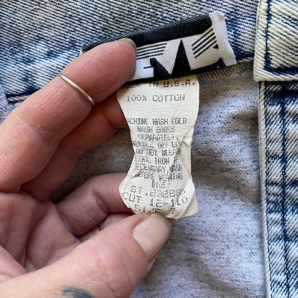 VTG 80’s Acid Washed Denim Button up High Waisted Mini Skirt! USA. Size 7! - Picture 11 of 15